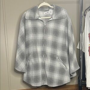 Le Moda Gray Plaid Fleece Cape w/zip pockets NWT OS